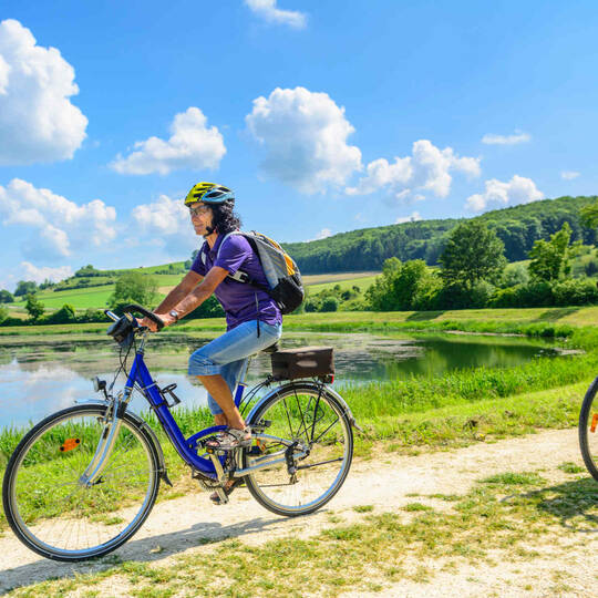 zwei Radfahrer fahren Fahrrad am See