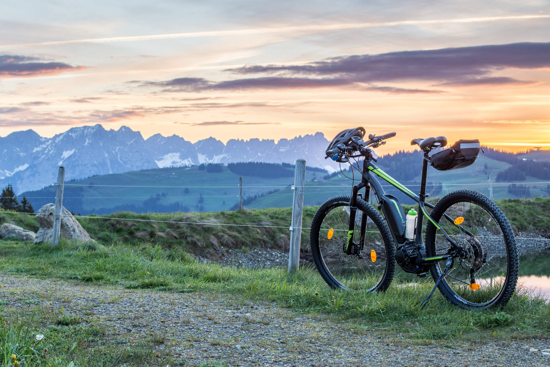 Fliegen mit E-Bike - darauf sollten Sie achten Ein E-Bike beim Sonnenaufgang
