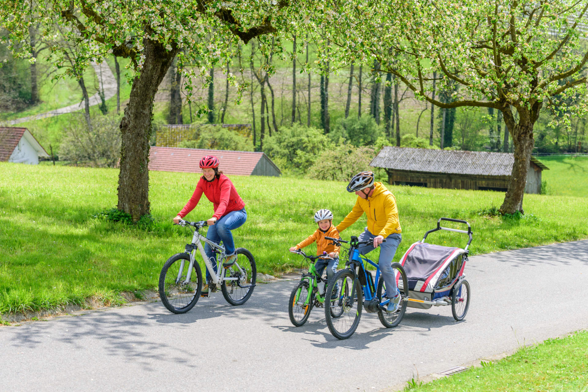 Fliegen mit dem E-Bike - wie Sie ihr E-bike mit in den Urlaub nehmen Eine Familie fährt ihre E-Bikes