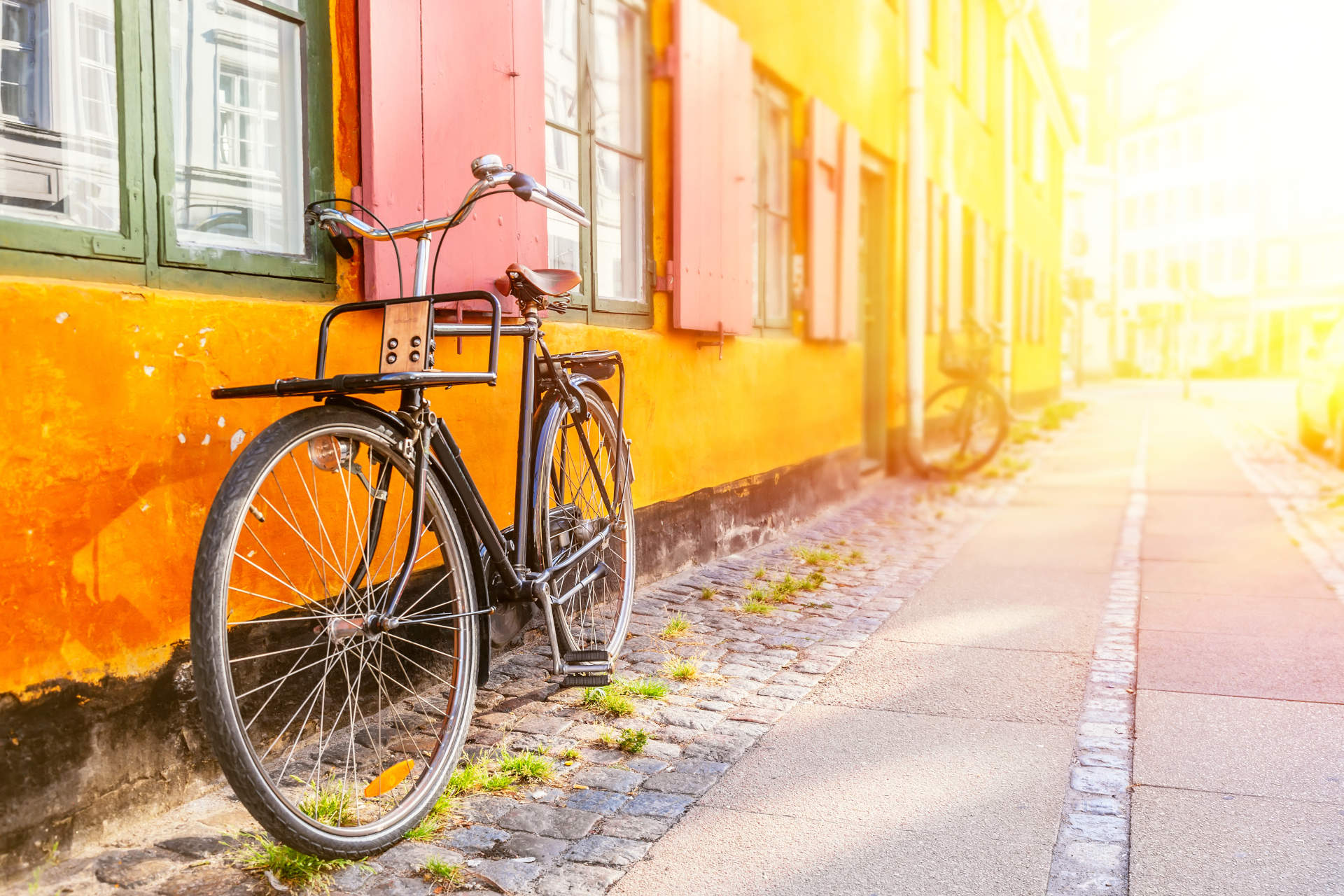 Radtour in Dänemark - ein wunderschönes Radziel Ein Fahrrad angelehnt an einem gelben Haus