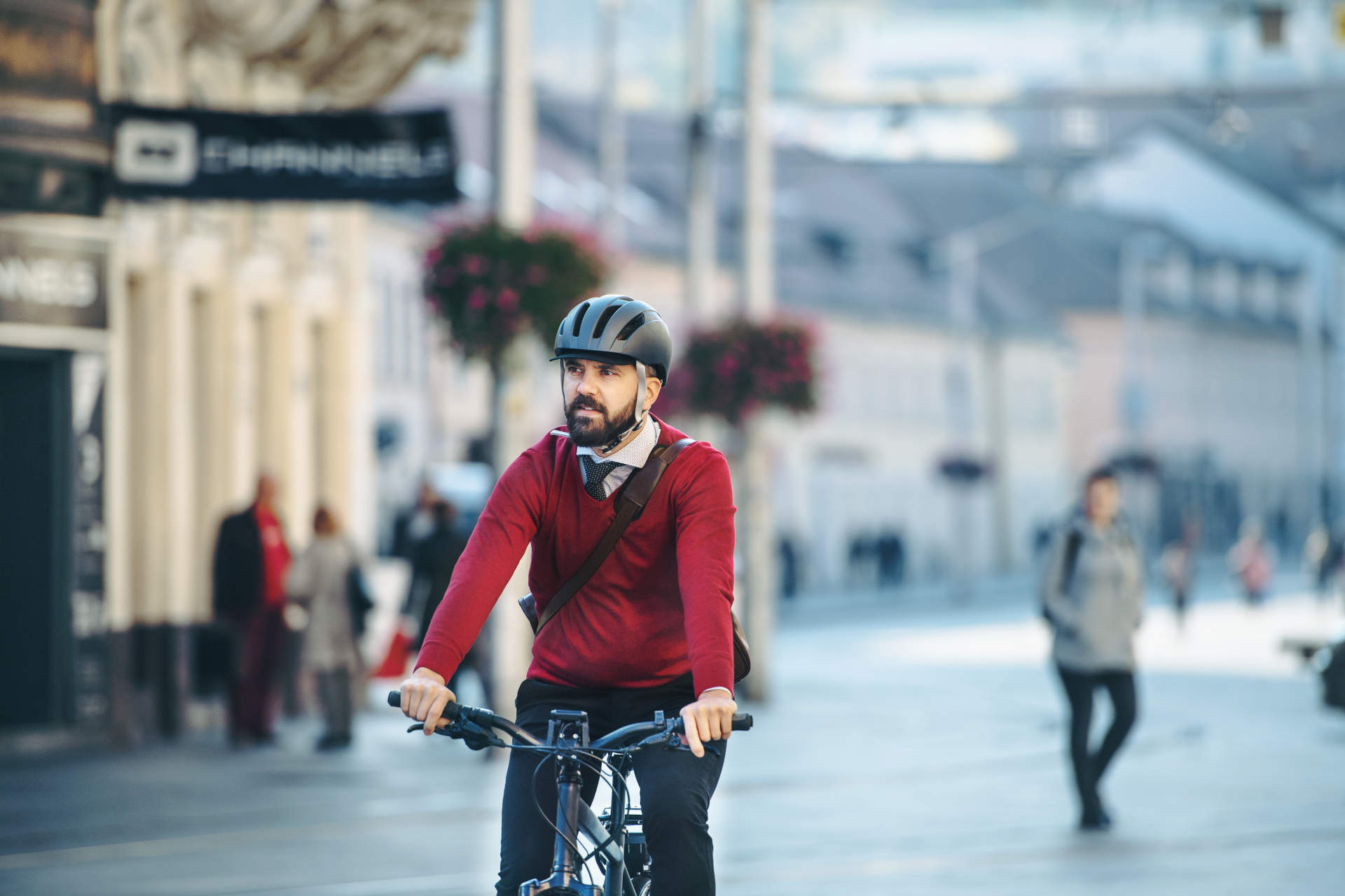 Mit dem E-Bike auf dem Schnellweg? Niemals! Mann fährt auf Fahrrad durch die Stadt