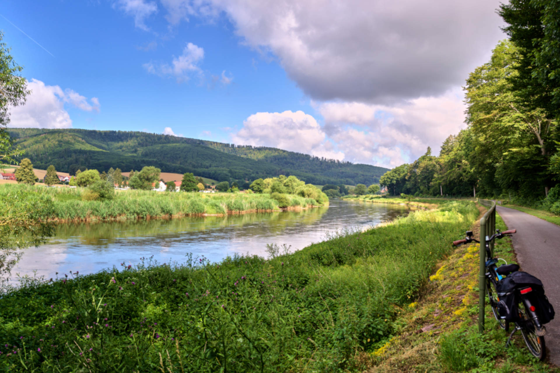 Eurovelo - mit dem Rad hintern Horizont Ein Fernradweg neben dem Fluß