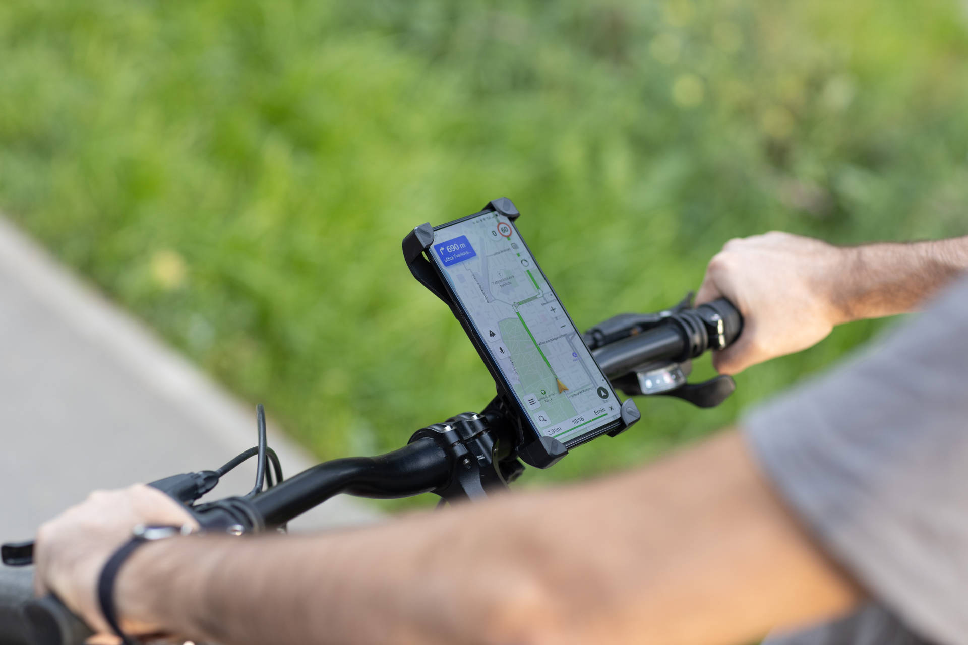 Komoot Fahrrad App im Einsatz Person fährt mit einem Fahrrad Navigationsgerät