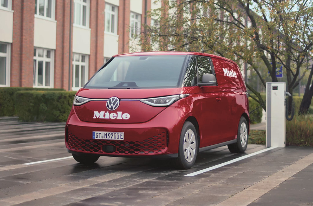 Miele VW ID Bus steht vor einer AC Ladesäule