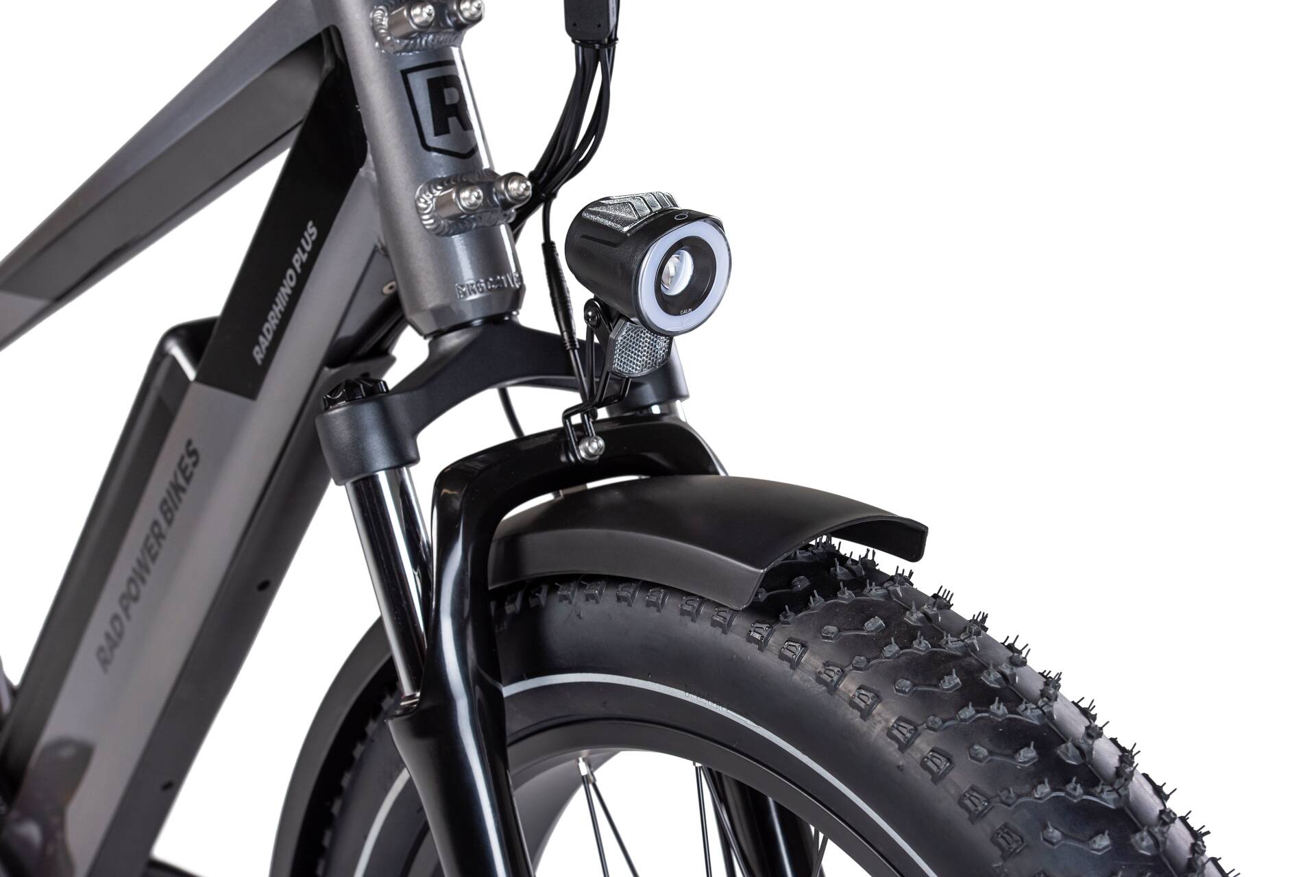 Die Reifen des RadRhino 6 Plus Bikes eignen sich besonders gut abseits von geteerten Straßen Reifen des RadRhino 6 Plus