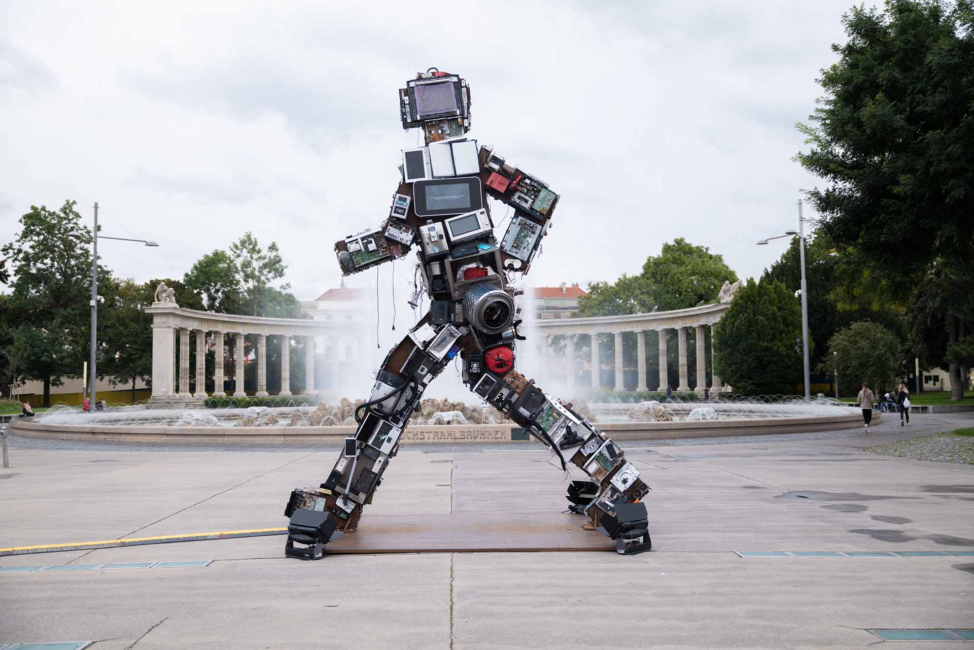 Kunst aus Elektroschrott, der Wertgigant. Der sechs Meter hohe Wertgigant steht in Wien.