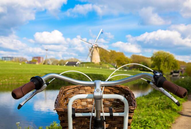 Fahrrad in den Niederladen mit Blick auf eine Windmühle