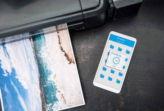 Smartphone neben Drucker