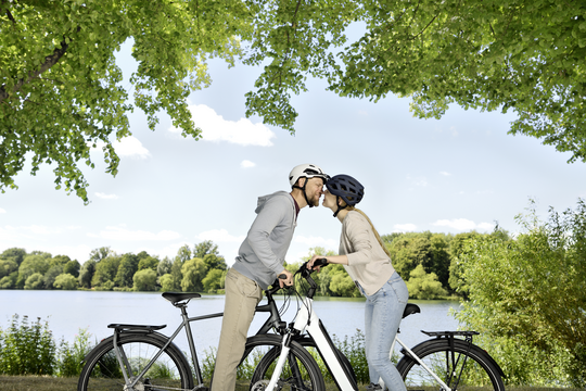 E-Bike und Fahrrad Fahrerin und Fahrer sind mit dem Aktions-Komplettschutz Bike von WERTGARANTIE gut abgesichert