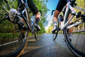 Zwei Radfahrer auf der Straße