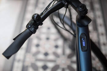Nahaufnahme eines E-Bike Lenkers