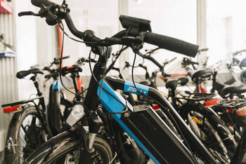 Viele E-Bikes nebeneinander gereiht