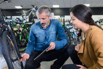 Ein Mann und eine Frau betrachten ein E-Bike