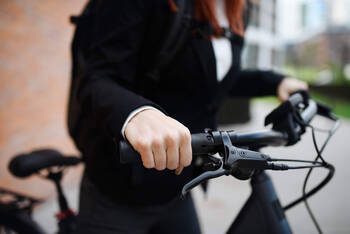 Eine Frau bedient ihre Gangschaltung am E-Bike