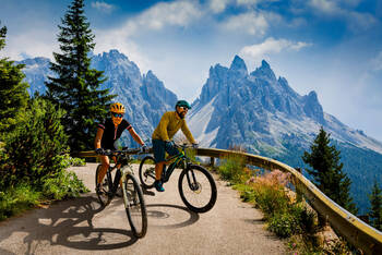 Fahrradfahren fahren ihr Mountain E-Bike 