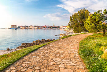 Ein Radweg in Porec, Kroatien