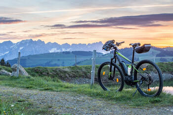 Ein E-Bike beim Sonnenaufgang