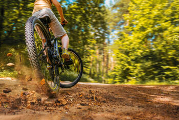 Ein Gravel Bike wird im Schlamm gedriftet