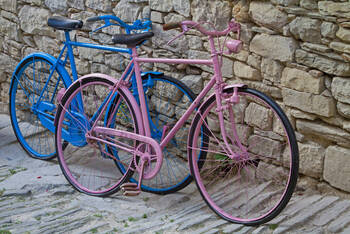 Ein rosanes Damenrad und ein blaues Herrenrad