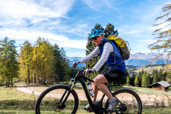 Ein Mann fährt mit seinem E-Bike in den Bergen