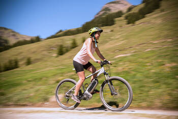 Person fährt auf dem E-Mountainbike Fahrrad