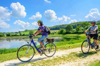 zwei Radfahrer fahren Fahrrad am See