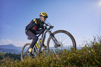 Ein Mann fährt mit dem Fahrrad einen Berg hoch
