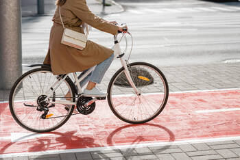 Frau fährt auf Fahrrad durch Stadt