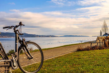 Fahrrad steht vor einem See