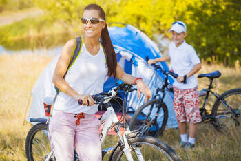 Ein Mutter und ihr Sohn beim Campen mit Rad