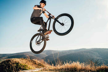 Person macht Tricks mit dem Dirt Bike