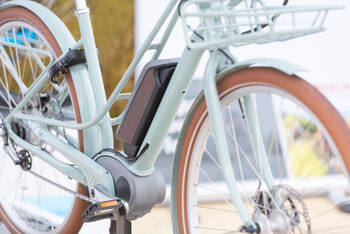 Weisses E-Bike mit Akku