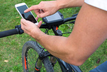 Ein Handy neben einem E-Bike Display