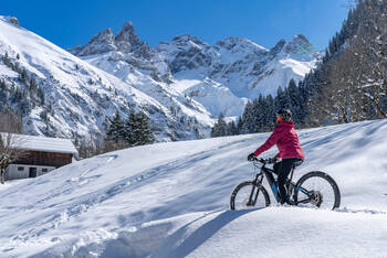 E-Bike fährt im Schnee