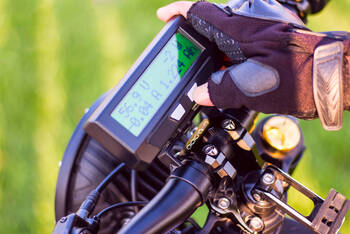 Person stellt E-Bike Monitor ein