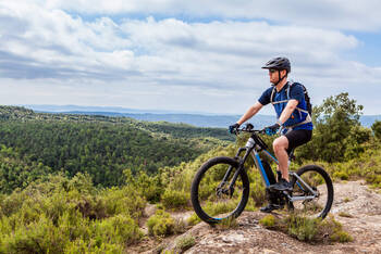 Ein Mann fährt E-Mountainbike in den Bergen