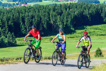 Drei Fahrradfahrer machen eine Radtour