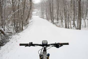 Lenker eines E-Bikes mit winterlichem Hintergrund