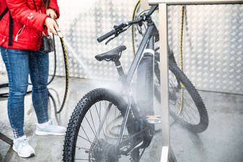 E-Bike wird gereinigt