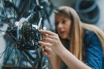 Frau repariert ein E-Bike