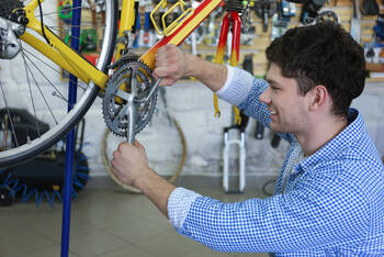 Ein Mann arbeitet an seinem Fahrrad