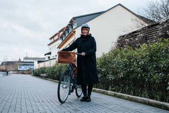 Frau schiebt Fahrrad