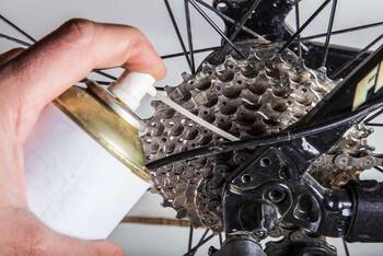Die Fahrradkette eines Fahrrads wird gepflegt.