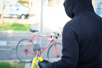 Person möchte ein Fahrrad stehlen