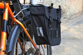 Nahaufnahme einer Fahrradtasche an einem Fahrrad