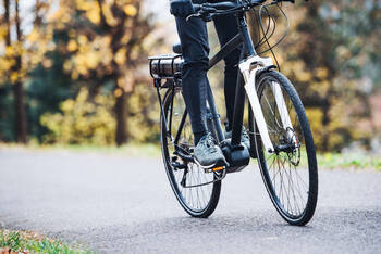 Person fährt auf E-Bike
