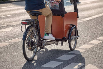 Eine Person fährt ein Lastenrad