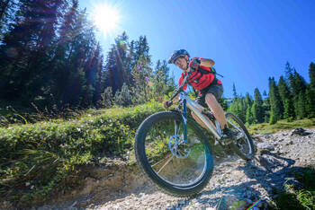 Mann fährt auf dem Mountainbike durch die Berge