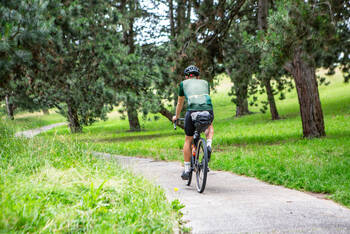 Person fährt im Wald von München Fahrrad