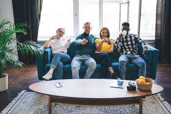Freundesgruppe sitzt auf Couch
